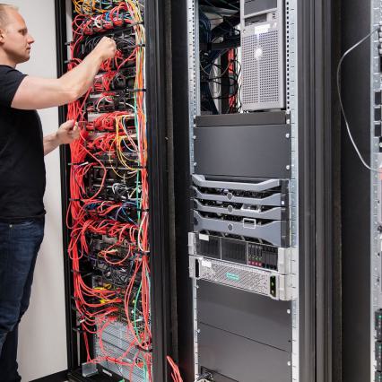 Techniker Steht vor Datenschrank