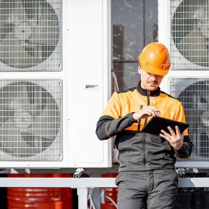 Techniker kontrolliert Wärmepumpen